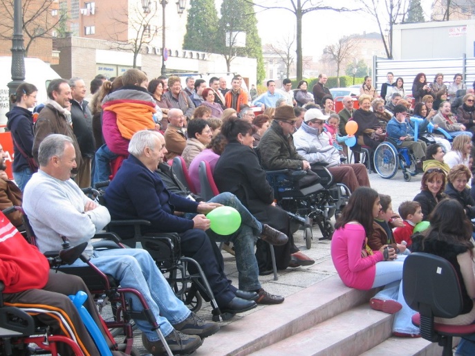 fotografía de diferentes múltiples socios con y sin discapacidad, reunidos en la calle