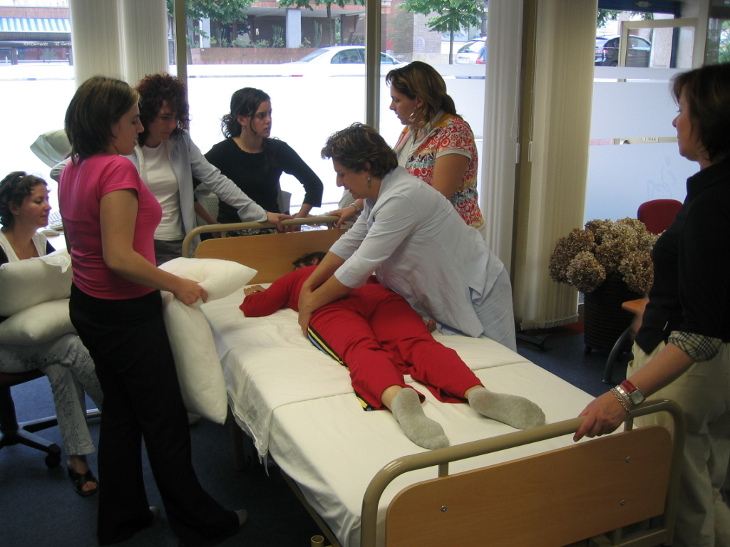 grupo de voluntarios ayudando en tareas de la asociación