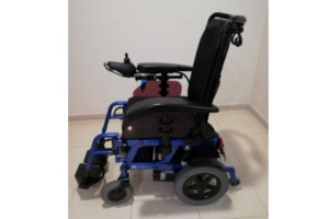 Vista lateral de silla de ruedas negra con detalles azules