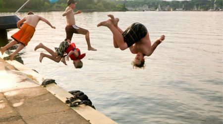 Alertan del riesgo de lesión medular por zambullidas imprudentes este verano con un nuevo llamamiento a la prudencia de los bañistas